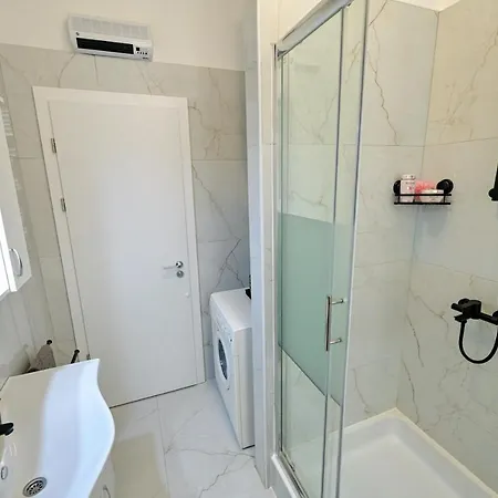 Luxury Laura 아파트