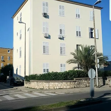 Luxury Laura 아파트 *