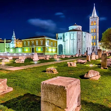 Luxury Laura 아파트